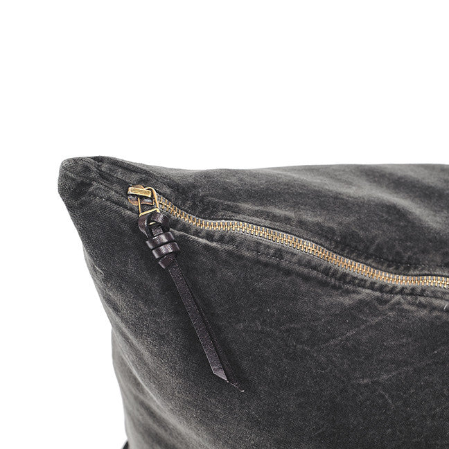 Cojín de terciopelo color gris plomo con tirador de triple nudo en cuero