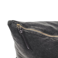 Cojín de terciopelo color gris plomo con tirador de triple nudo en cuero