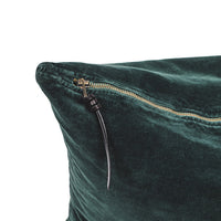 Cojín de terciopelo color verde oscuro con tirador de triple nudo en cuero