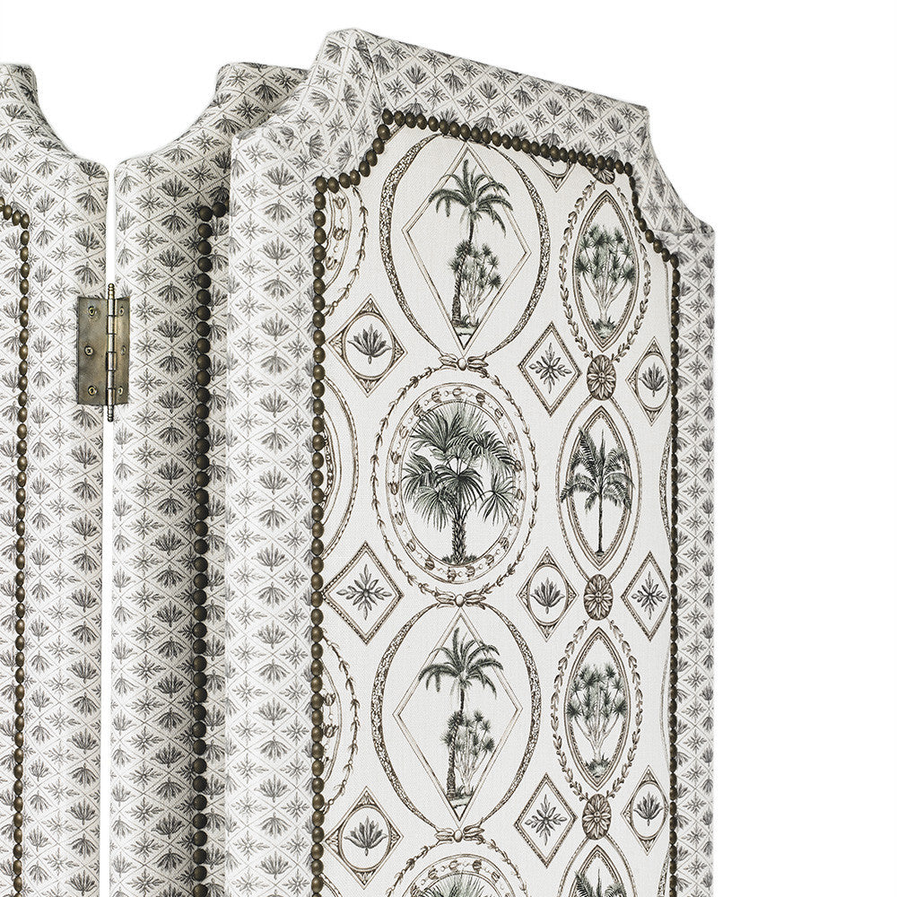 Biombo de madera maciza tapizado con lino lavado y estampado con diseño toile de palmiers