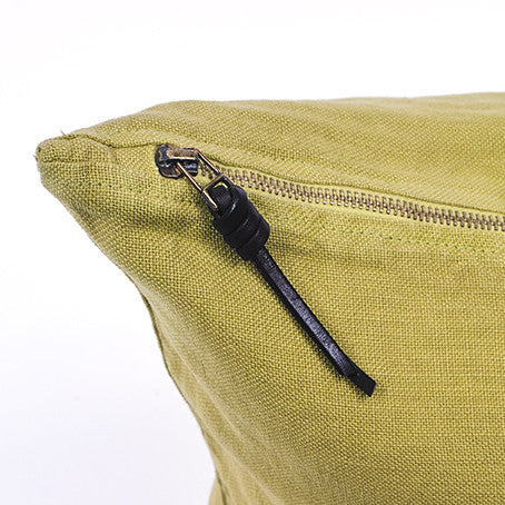 Funda de cojín de lino color lima con tirador de triple nudo de cuero