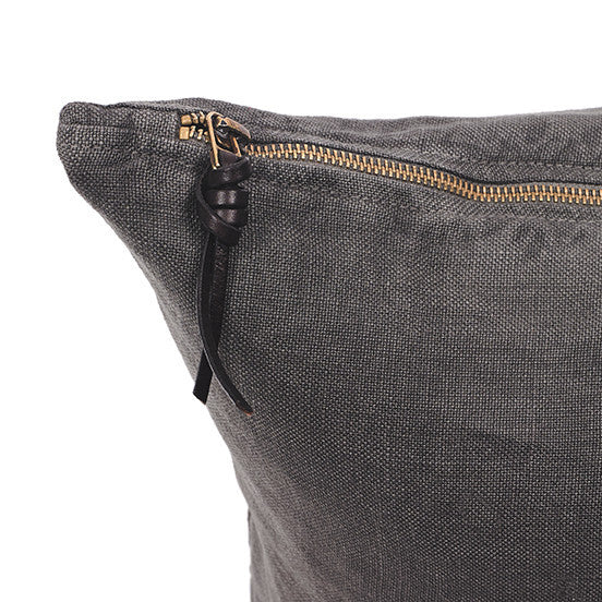 Funda de cojín de lino color gris plomo con tirador de triple nudo de cuero