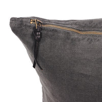 Funda de cojín de lino color gris plomo con tirador de triple nudo de cuero