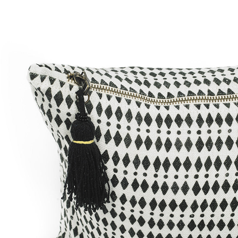 CUSHION COVER · PURE WASHED LINEN · KALAHARI MOTIF · WHITE/BLACK