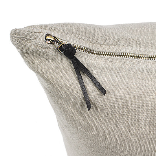 Funda de cojín de lino color beige con tirador de triple nudo de cuero