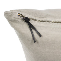 Funda de cojín de lino color beige con tirador de triple nudo de cuero