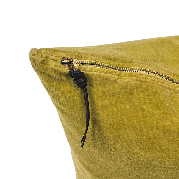 Funda de cojín de terciopelo color lima con tirador de triple nudo de cuero