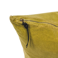 Funda de cojín de terciopelo color lima con tirador de triple nudo de cuero