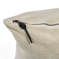 Funda de cojín de terciopelo color beige con tirador de triple nudo de cuero
