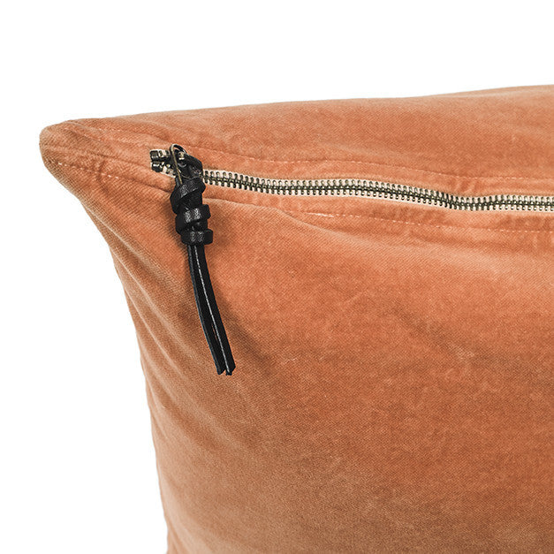Funda de cojin de terciopelo color salmon con tirador de triple nudo de cuero